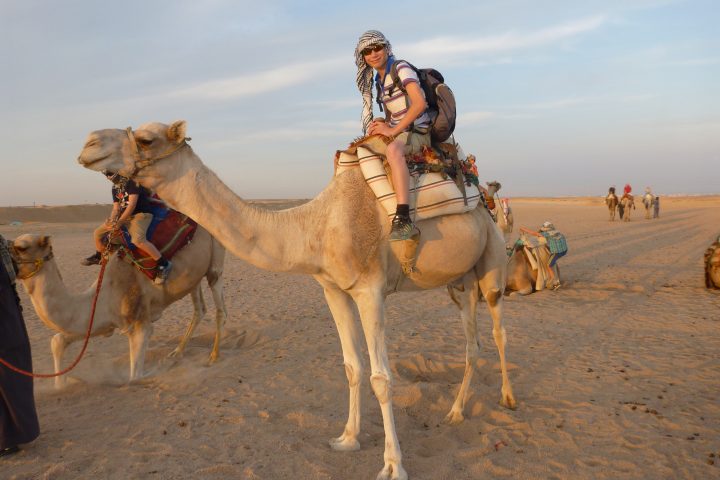 ركوب جمال في الصحراء